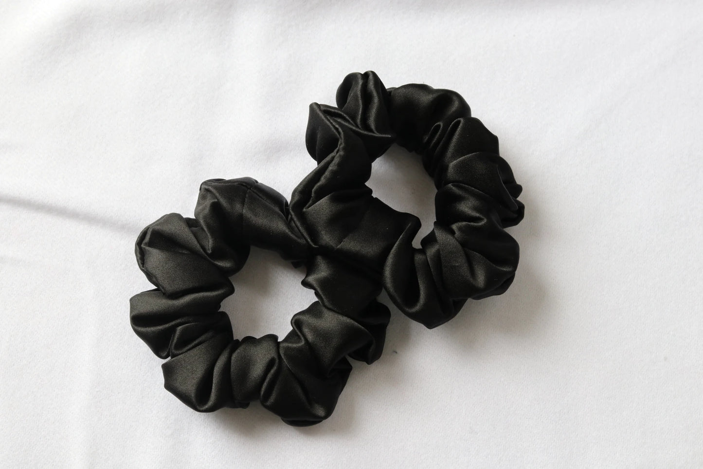 SilkCurl™ Heatless Hair Rollers Set – Gentle Curling with Clips, Scrunchy & Ribbon