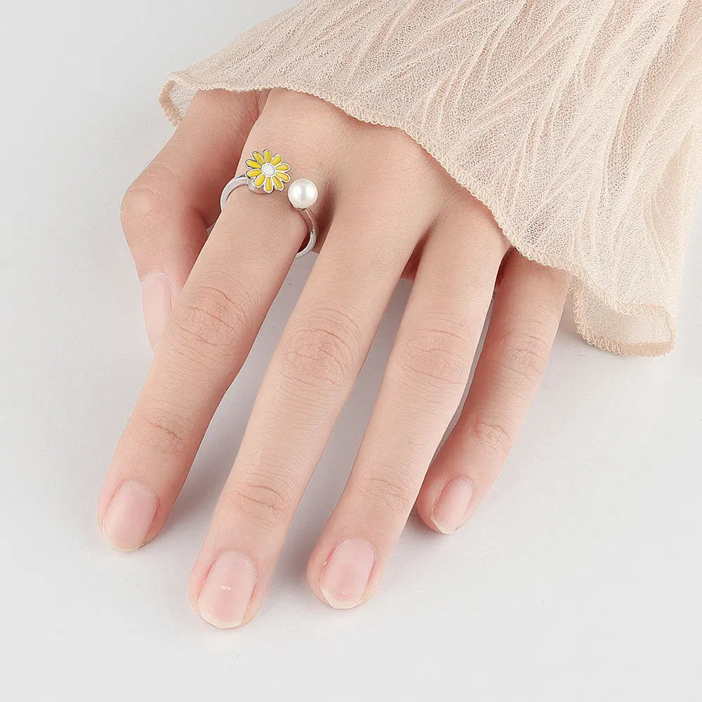 Eternal Daisy - Timeless ADHD Ring in Elegant Silver Design - Silver and Yellow Edition