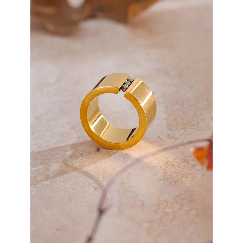 Inner Polarity – Gravity-Glide™ Fidget Ring (Gold) - detail view